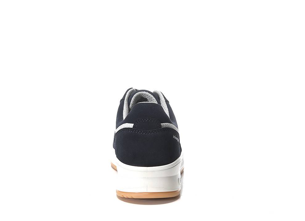 Ein schwarzer und weißer Sneaker, von hinten betrachtet, der die Ferse und die Sohle zeigt, mit einer Gummiaußensohle und einer Stoffinnenfutter.