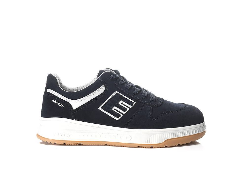 Ein marineblauer Sneaker mit weißen Akzenten und einer Gummisohle, mit dem Markennamen an der Seite.