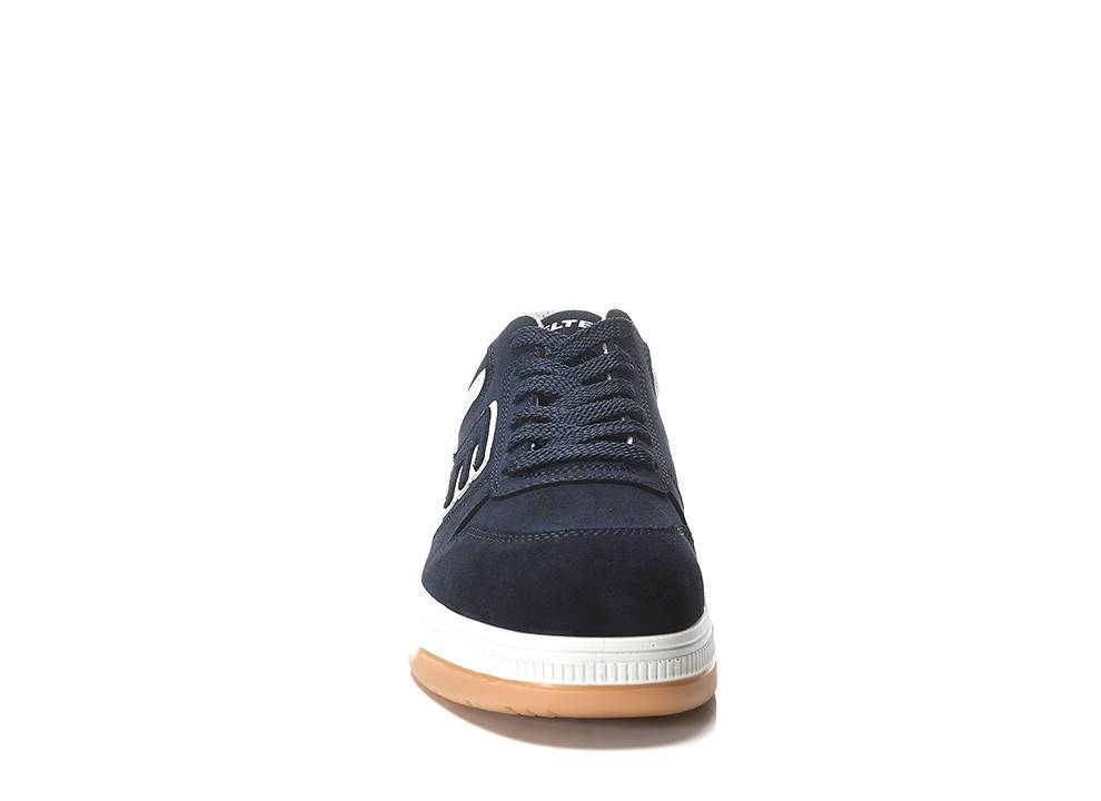 Marineblauer Turnschuh mit weißer Sohle und Schnürverschluss, von vorne betrachtet.
