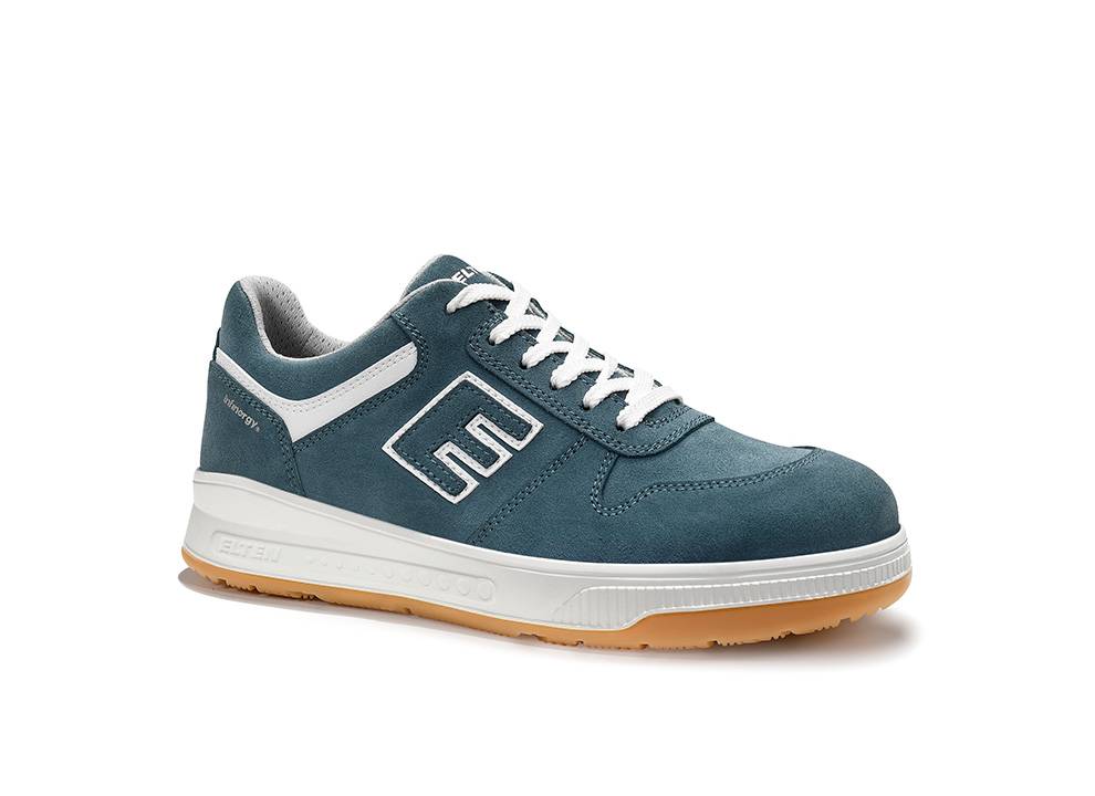 Ein blauer Sneaker mit weißen Details und einer beigen Sohle, mit einem auffälligen weißen Logo an der Seite.