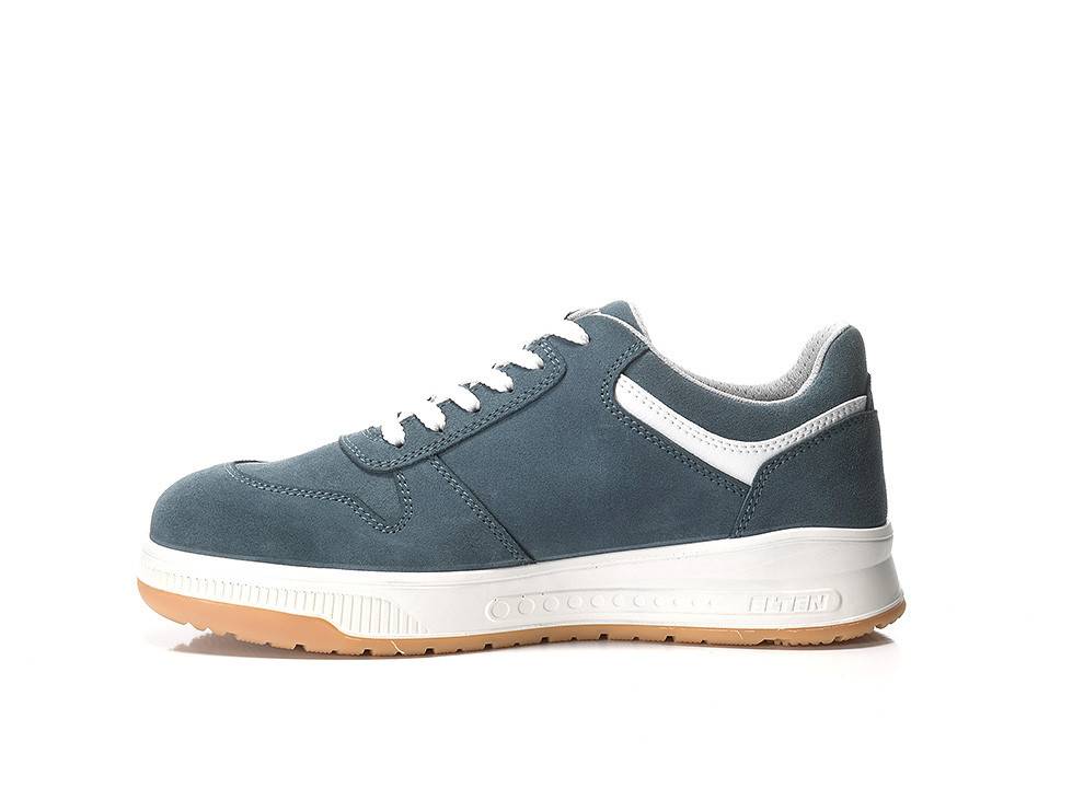 Ein blau-weißer Sneaker mit einer Gummisohle, seitlich in Ansicht vor einem weißen Hintergrund.