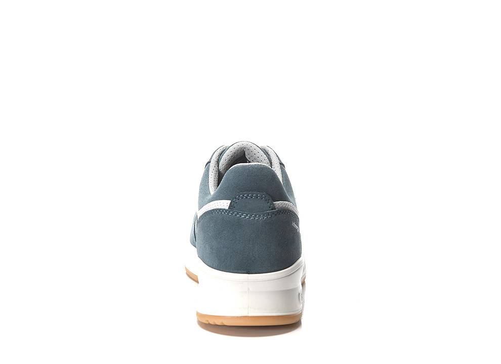 Eine Rückansicht eines einzelnen petrolblauen Sneakers mit weißer Zwischensohle und brauner Laufsohle, auf einem schlichten weißen Hintergrund präsentiert.