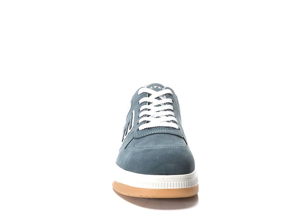 Ein blauer Turnschuh mit weißen Schnürsenkeln, von vorne gezeigt, vor einem schlichten weißen Hintergrund.