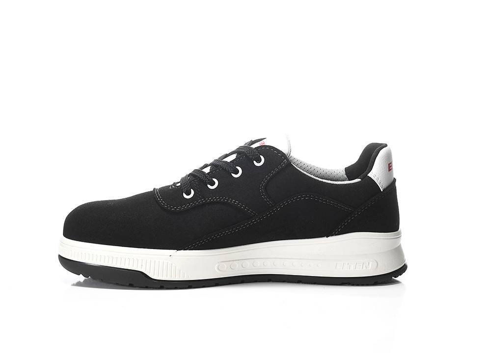 Ein schwarzer Sneaker mit weißer Sohle und weißen Schnürsenkeln, Seitenansicht auf weißem Hintergrund, der einen lässigen Schuhstil zeigt.