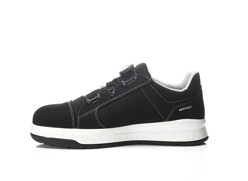 Schwarzer lässiger Schuh mit weißer Sohle, versehen mit kontrastierender Naht und seitlichen Details.