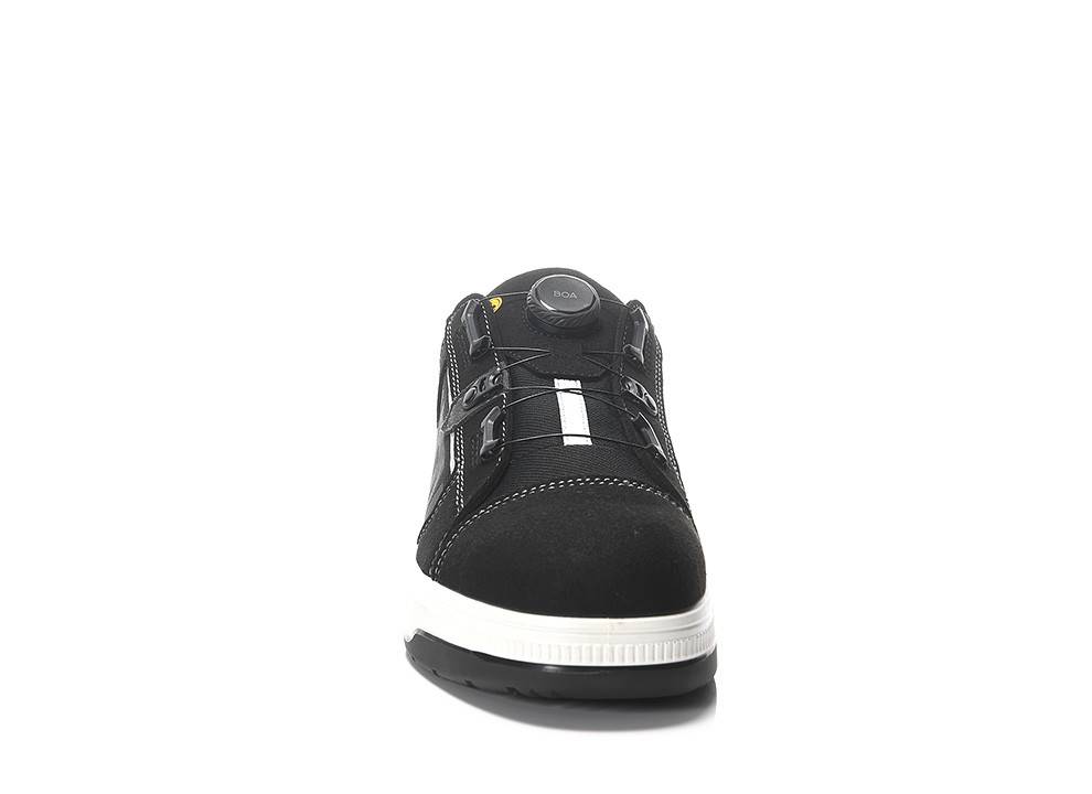 Ein einzelner schwarzer Sneaker mit weißer Sohle, ausgestattet mit einem BOA-Schnürsystem oben für sicheren Halt.