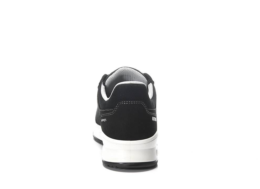 Ein schwarzer und weißer Sneaker, von hinten betrachtet, der die Ferse und den Knöchelkragen zeigt, mit sichtbaren Nähten.