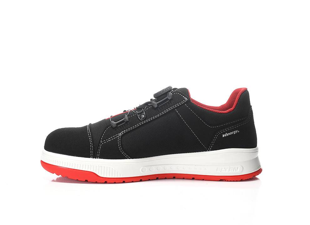 Ein schwarzer Sportschuh mit roten Akzenten, ausgestattet mit einer weißen Sohle und sichtbaren Nähten. Der Schuh verfügt über eine Schnürverschluss und einen gepolsterten Schaftrand.