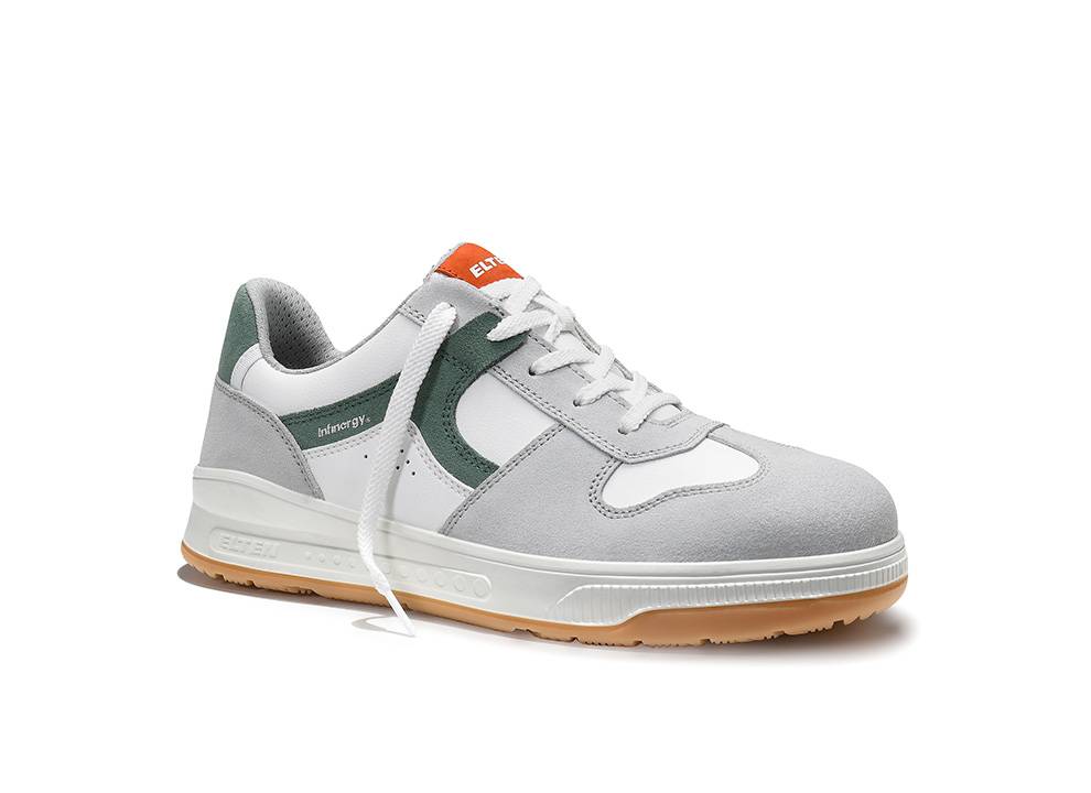 Ein weiß-grüner Sneaker mit orangefarbenen Akzenten, mit einer weißen Sohle und weißen Schnürsenkeln, von einem Winkel aus präsentiert. Der Schuh ist mit der Marke 'Elten' versehen.