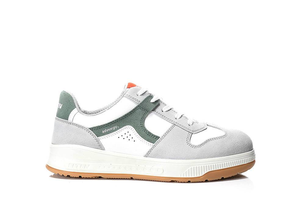 Ein weißer und grüner Sneaker mit einer Gummisohle auf weißem Hintergrund. Der Schuh hat ein Low-Top-Design und besteht aus einer Mischung aus Leder- und Wildledermaterialien.