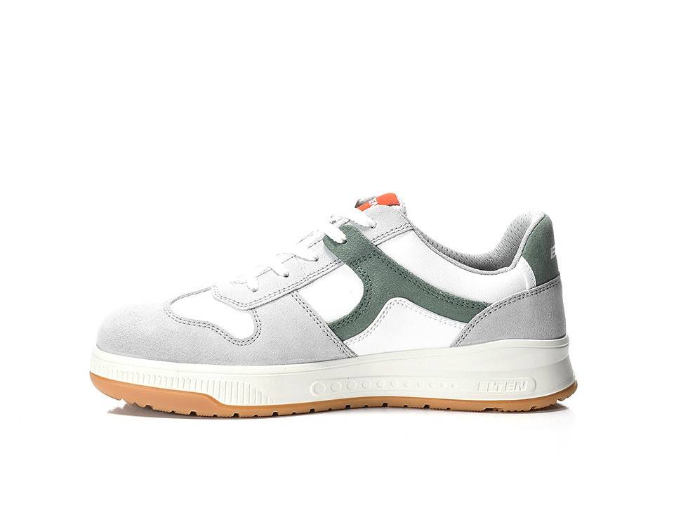 Ein weißer Sneaker mit grünen Akzenten, grauen Wildleder-Überzügen und einer beige-braunen Sohle, auf einem weißen Hintergrund präsentiert.