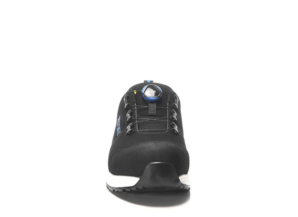 Ein einzelner schwarzer Sportschuh mit einem einzigartigen Schnürmechanismus, von vorne betrachtet. Der Schuh hat eine dicke weiße Sohle.