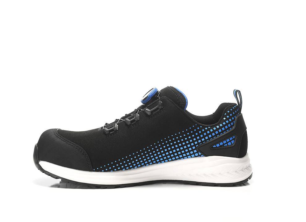 Ein schwarzer und blauer Sportschuh mit weißer Sohle, der ein Mesh-Design und ein verstellbares Schnürsystem aufweist, vor einem weißen Hintergrund platziert.