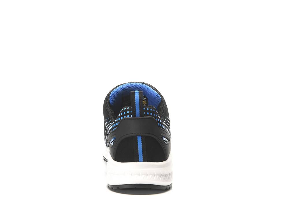 Ein schwarzer Sneaker mit blauen Akzenten, von hinten gezeigt, wobei das Fersendesign und die Sohle hervorgehoben werden.