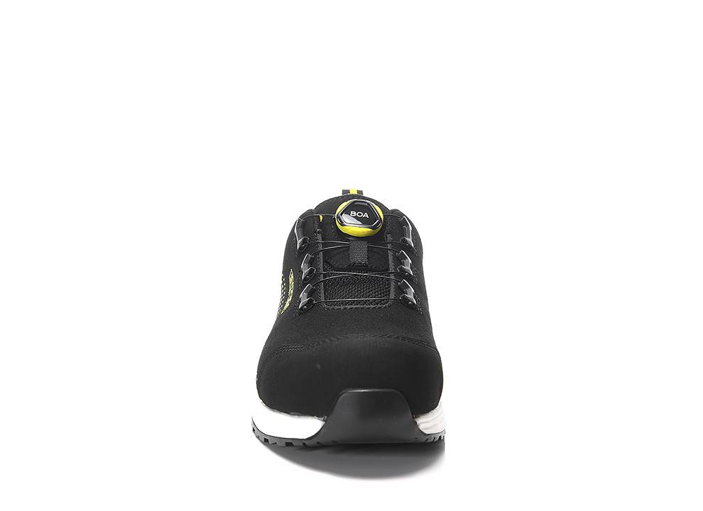 Ein schwarzer Sportschuh mit einer weißen Sohle, ausgestattet mit einem BOA-Fitsystem am Schaft für eine einstellbare Verschließung.