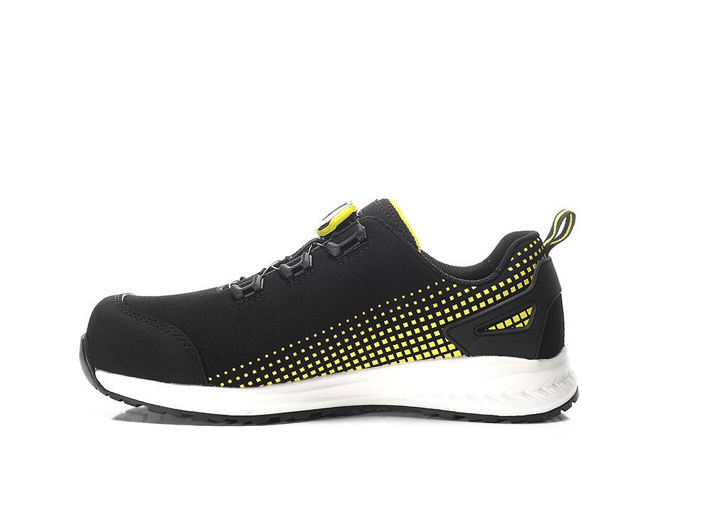 Ein schwarzer und gelber Sneaker mit Gittermuster und weißer Sohle, ausgestattet mit einer Zuglasche am Absatz und einem sicheren Schnürsystem.