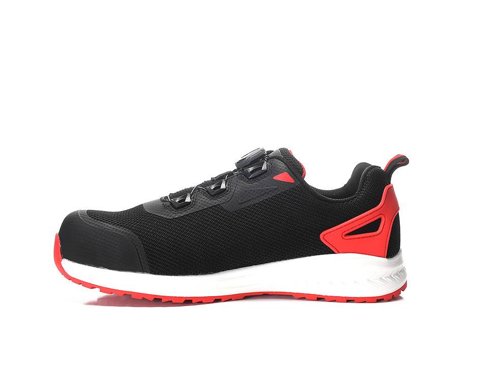 Ein schwarzer Sportschuh mit roten Akzenten und einer weißen Sohle, der für Sport oder lässige Kleidung konzipiert ist.