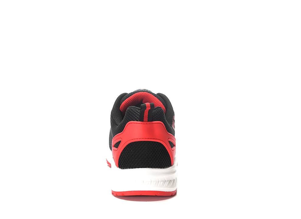 Roter und schwarzer Sportschuh, von hinten gezeigt, wobei das Fersendesign und der Farbkontrast hervorgehoben werden.