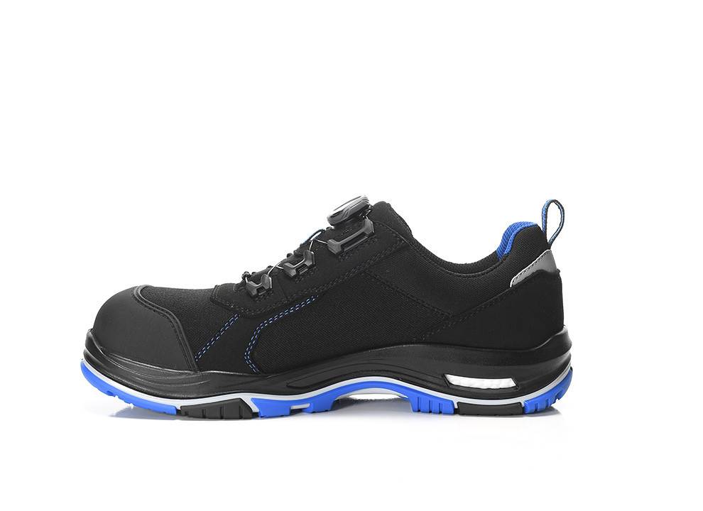 Ein schwarzer Sneaker mit blauen Akzenten und einer Schlaufe am Absatz. Das Design verfügt über eine robuste Sohle, was darauf hindeutet, dass er für Outdoor-Aktivitäten geeignet ist.