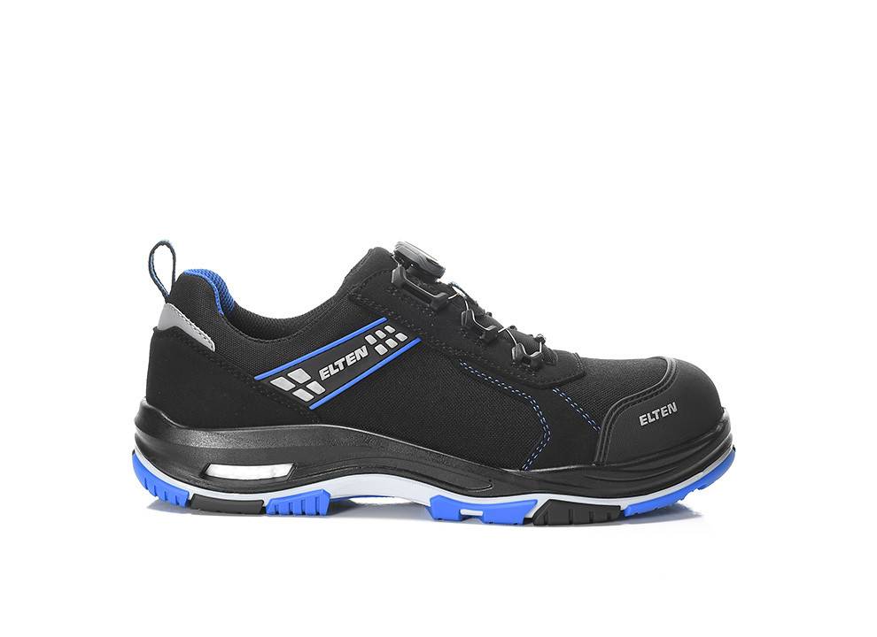 Ein schwarzer und blauer athletischer Schuh mit robuster Konstruktion, mit dem Markennamen an der Seite und reflektierenden Details, geeignet für Sport oder Arbeit.