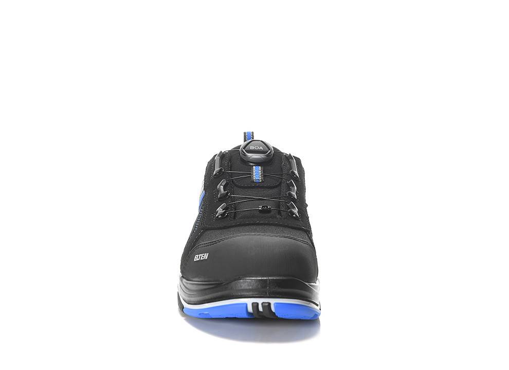 Ein schwarzer und blauer Sportschuh mit BOA-Verschlusssystem, von vorne betrachtet, der Details zum Design und zur Konstruktion des Schuhs zeigt.