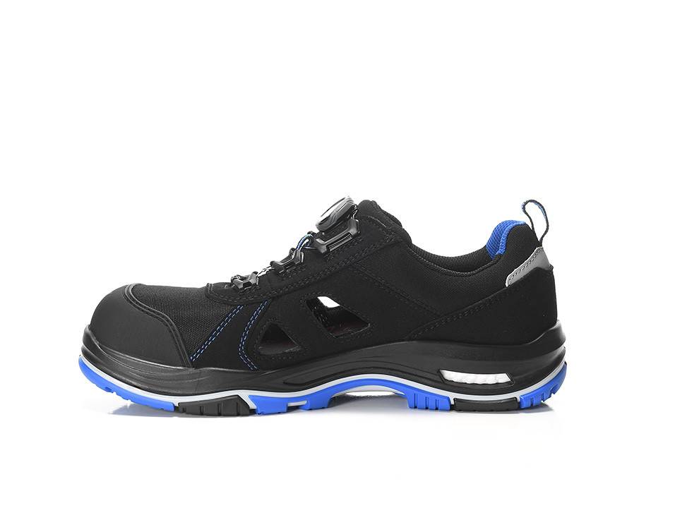 Schwarzer Sportschuh mit blauen Akzenten und einer robusten Sohle, entwickelt für Outdoor-Aktivitäten.