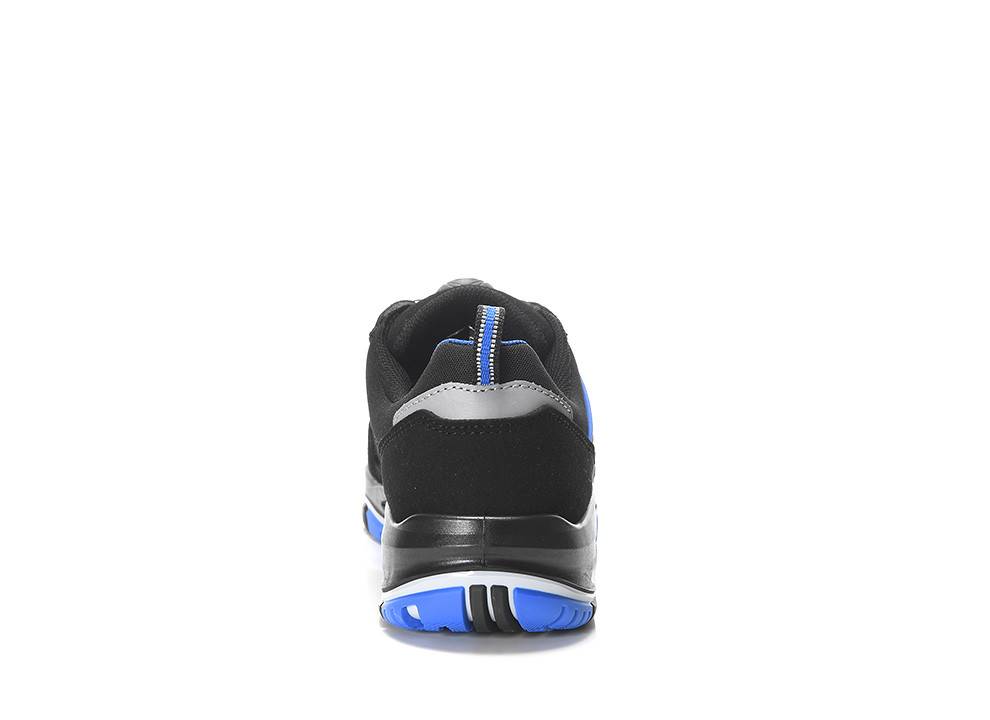 Ein schwarzer und blauer Sportschuh, von hinten betrachtet, der die Sohlen- und Fersengestaltung zeigt, vor einem weißen Hintergrund.