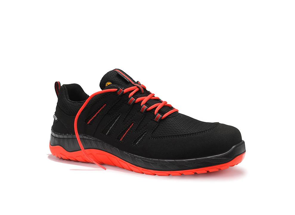 Ein schwarzer Sportschuh mit leuchtend roten Schnürsenkeln und roter Sohle, ausgestattet mit einem eleganten Design und dezenten Markierungen an der Seite.