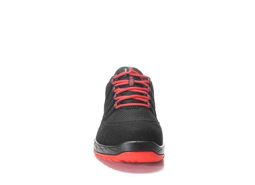 Ein schwarzer Sportschuh mit roten Schnürsenkeln und einer leuchtend roten Sohle ist auf einem einfarbigen weißen Hintergrund von vorne positioniert.