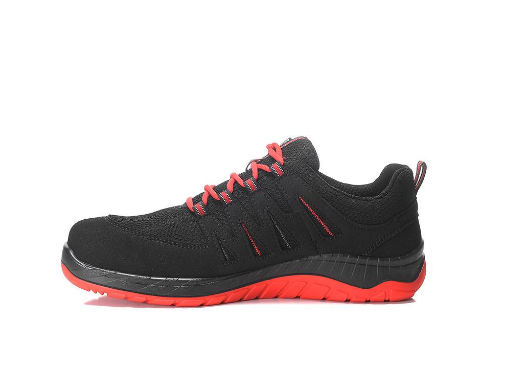 Ein schwarzer Sneaker mit roten Akzenten, einschließlich Schnürsenkel und Sohle, auf einem weißen Hintergrund.