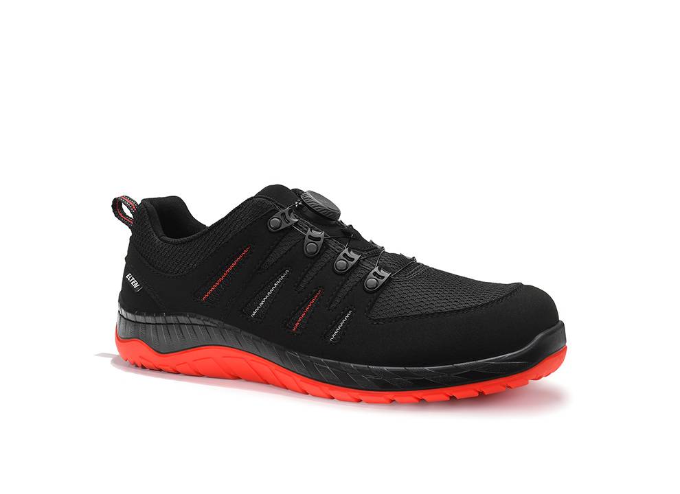 Ein schwarzer und roter Sneaker mit einer strukturierten Mesh-Oberseite, elastischem Schnürsystem und einer dicken roten Sohle.