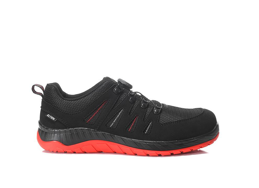 Ein schwarzer Sportschuh mit roten Akzenten und roter Sohle, ausgestattet mit Schnürverschluss und Mesh-Details für Atmungsaktivität.