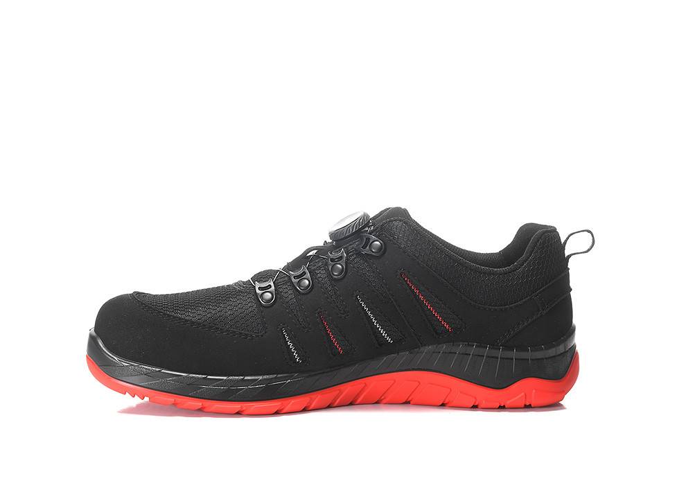 Ein schwarz-roter Sportschuh mit einer robusten Sohle, entwickelt für den Outdoor-Einsatz, mit Schnürverschluss und verstärktem Zehenbereich.