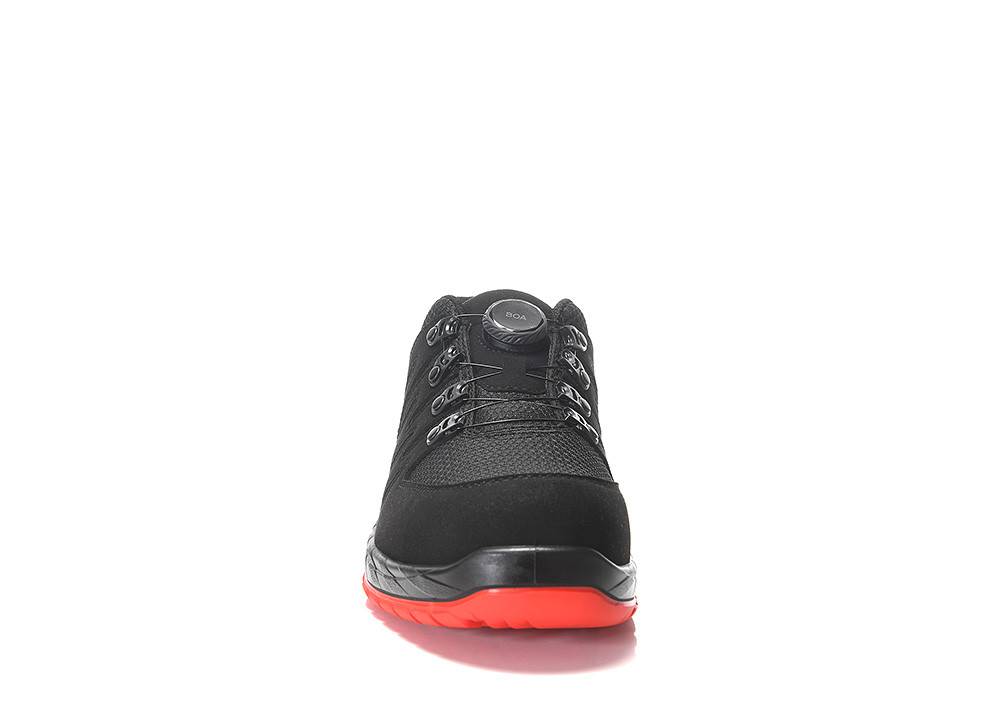 Ein einzelner schwarzer Sportschuh mit roter Sohle wird von vorne gezeigt. Er verfügt über ein Dial-Schnürsystem zur Anpassung.