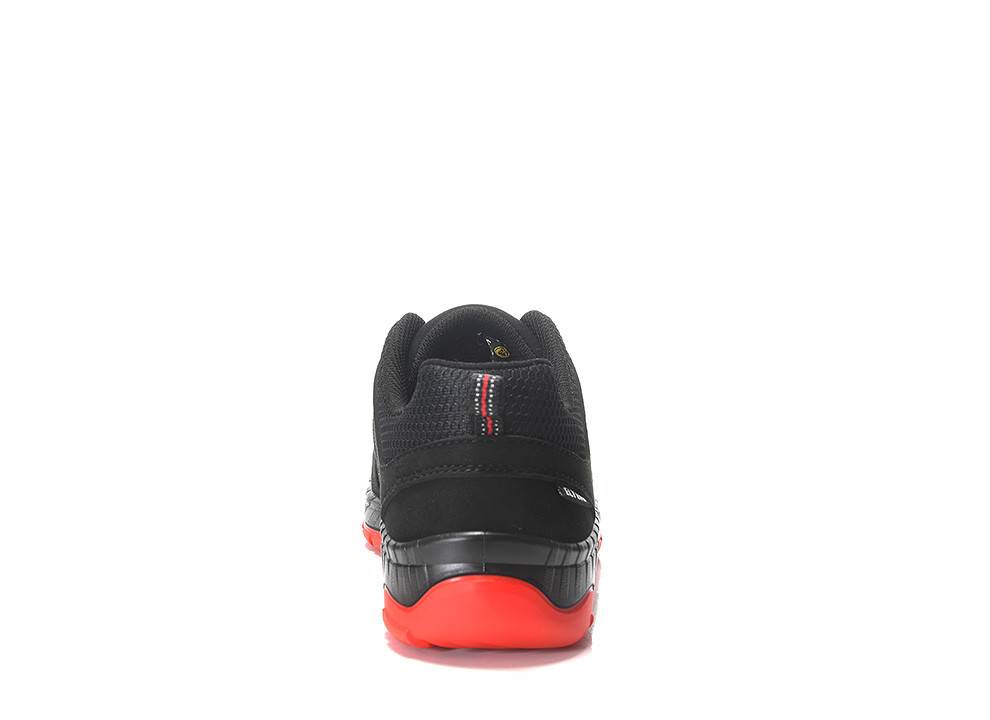 Ein schwarzer Sneaker mit roten Sohlen, von hinten gezeigt, mit strukturiertem Design und Stickdetails.