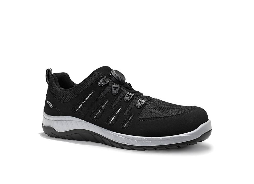 Ein schwarzer Sportschuh mit strukturierter Oberfläche, Klettverschlüssen und einer weißen Sohle, der für Outdoor-Aktivitäten konzipiert ist.