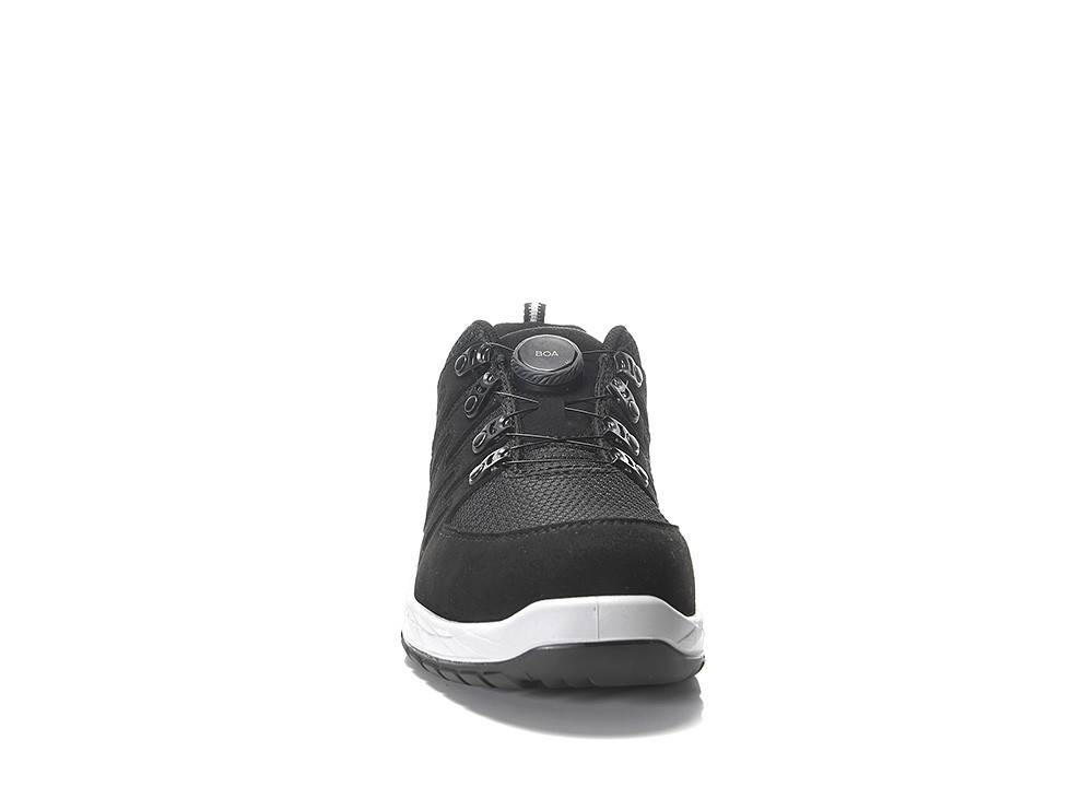 Schwarzer Sneaker mit weißer Sohle, ausgestattet mit BOA Schnürsystem, von vorne betrachtet.