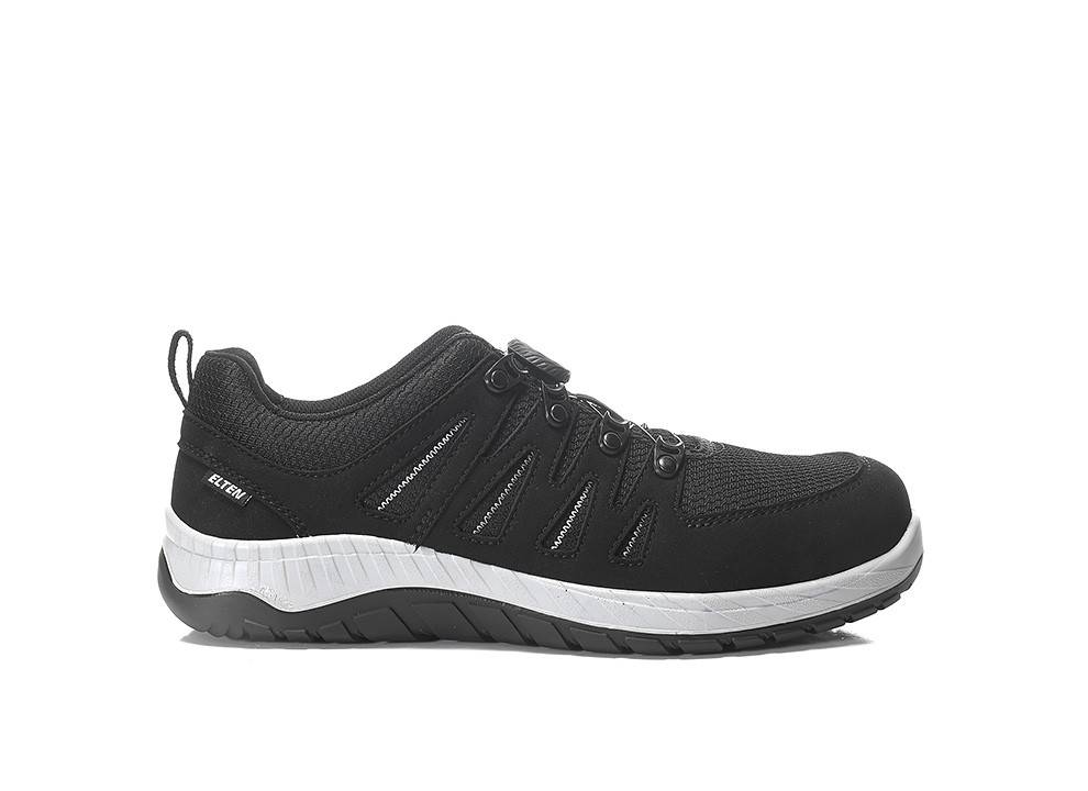 Ein schwarzer lässiger Sneaker mit weißer Sohle, mit Meshstoff-Obermaterial und Schnürsenkeln, von der Seite betrachtet.