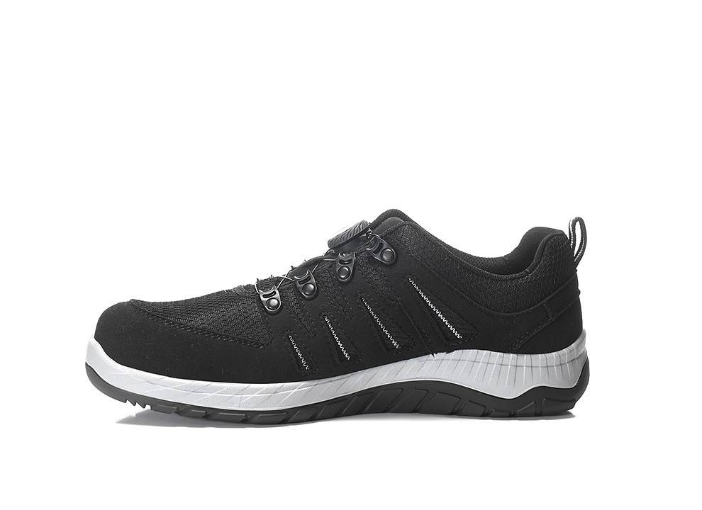 Ein schwarzer athletischer Schuh mit weißen Sohlen, der ein Schnürsystem und eine strukturierte Griffoberfläche aufweist, der auf einem weißen Hintergrund ruht.