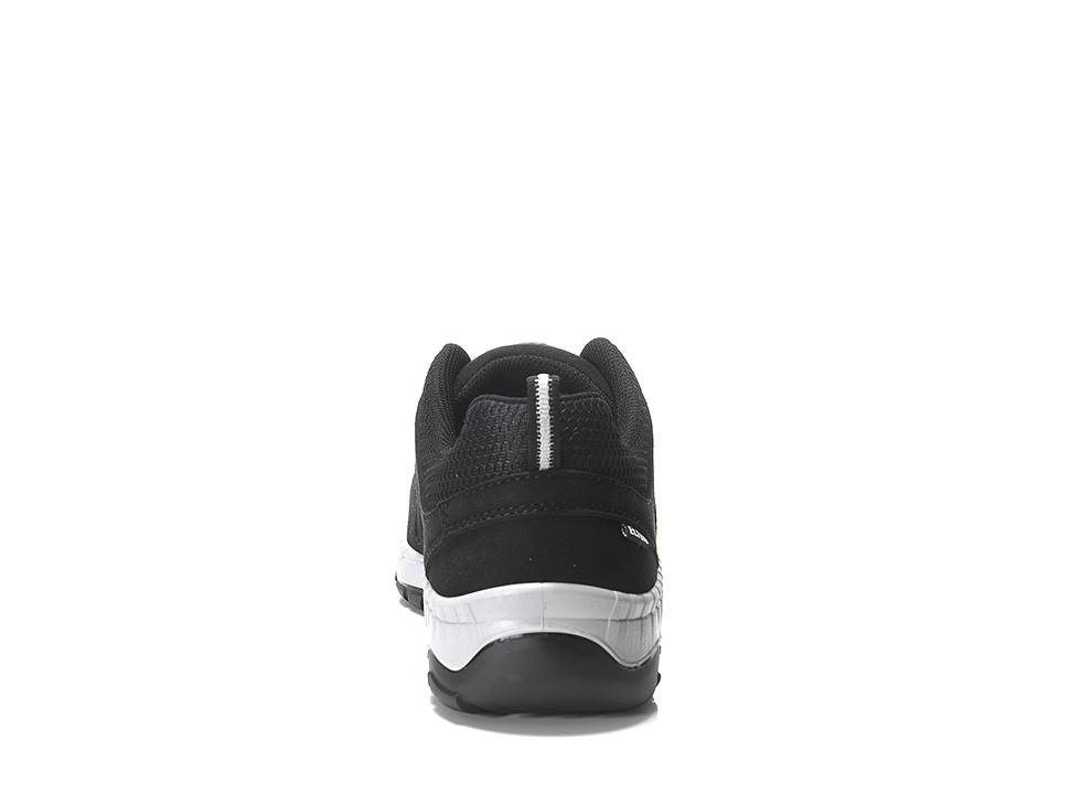 Ein schwarzer Sneaker mit weißer Sohle, von hinten betrachtet. Er verfügt über eine Fersenlasche zum Anziehen und dezente Markierungsdetails.