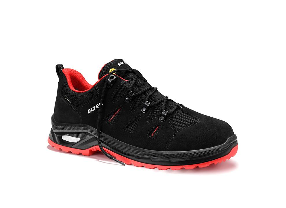 Schwarzer und roter Sportschuh mit einer robusten Sohle, ausgestattet mit Schnürsenkeln, einem Logo an der Seite und einem kontrastierenden roten Innenfutter und Laufsohle.