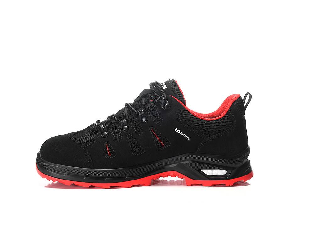 Schwarzer und roter Wanderschuh mit robuster Sohle und Schnürsenkeln, geeignet für Outdoor-Aktivitäten.