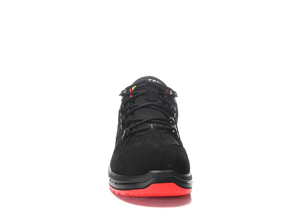 Schwarzer Wanderschuh mit roter Sohle, nach vorne gerichtet, mit Netzdesign und Schnürverschluss, geeignet für Outdoor-Aktivitäten.