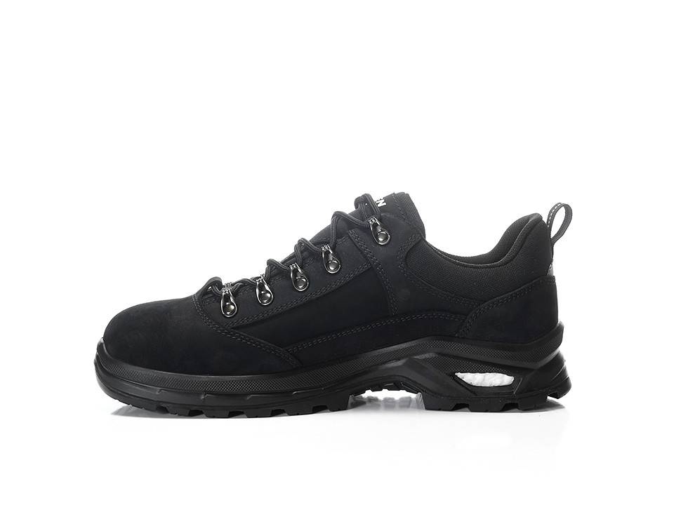 Ein schwarzer Wanderschuh mit robuster Sohle, Metalllochösen und einer Ziehlasche am Fersenbereich, geeignet für Outdoor-Aktivitäten.