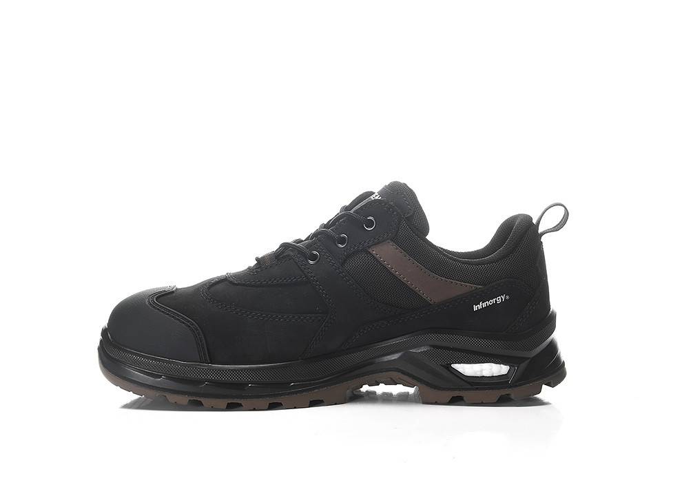 Schwarzer Sportschuh mit braunen Akzenten auf weißem Hintergrund, ausgestattet mit einer robusten Sohle und einer Zuglasche am Fersenbereich.