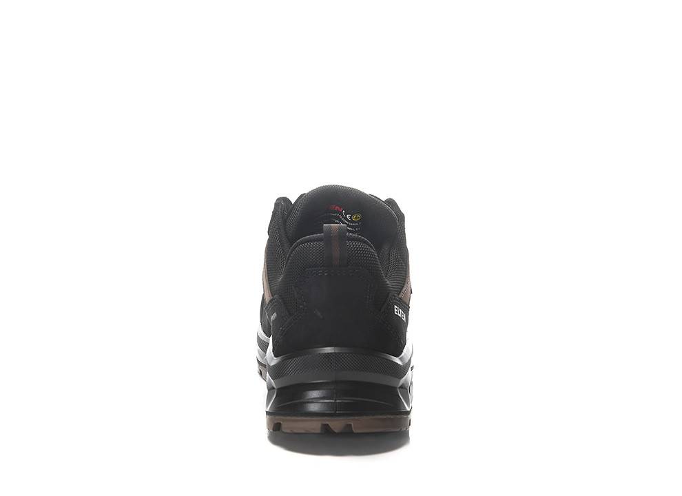 Ein einzelner Wanderschuh in Schwarz und Braun, von hinten betrachtet, mit elegantem Design und dicker Sohle, konzipiert für Outdoor-Aktivitäten und Trekking.