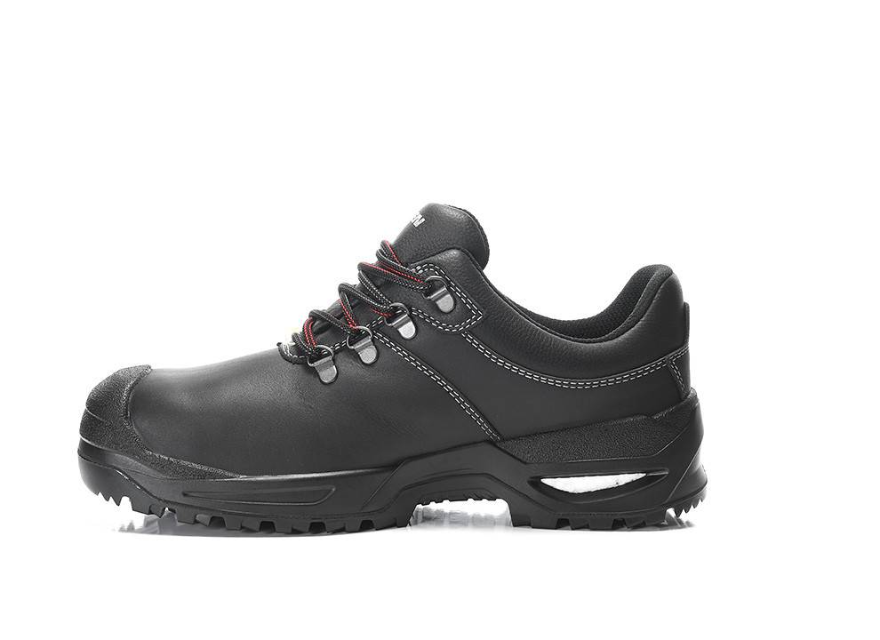 Schwarzer Sicherheitsschuh mit einer strukturierten Sohle und roter Naht, ausgestattet mit Metallösen und gepolsterter Knöchelunterstützung.