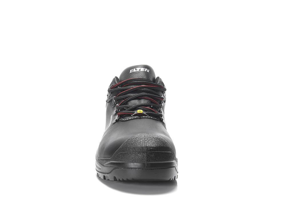 Ein schwarzer Sicherheitsschuh mit rot abgesetzten Schnürsenkeln, ausgestattet mit einer robusten Sohle und verstärkter Zehenpartie, wird von vorne auf weißem Hintergrund gezeigt.