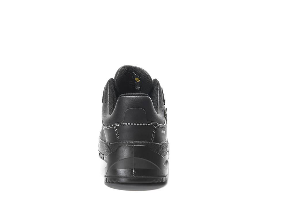 Schwarzer Schuh, von hinten betrachtet, mit Nahtverzierungen und einem leichten Absatz.