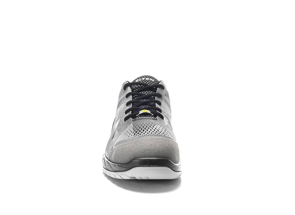 Ein grauer Sportschuh mit schwarzen Schnürsenkeln und einer weißen Sohle wird von vorne gezeigt.